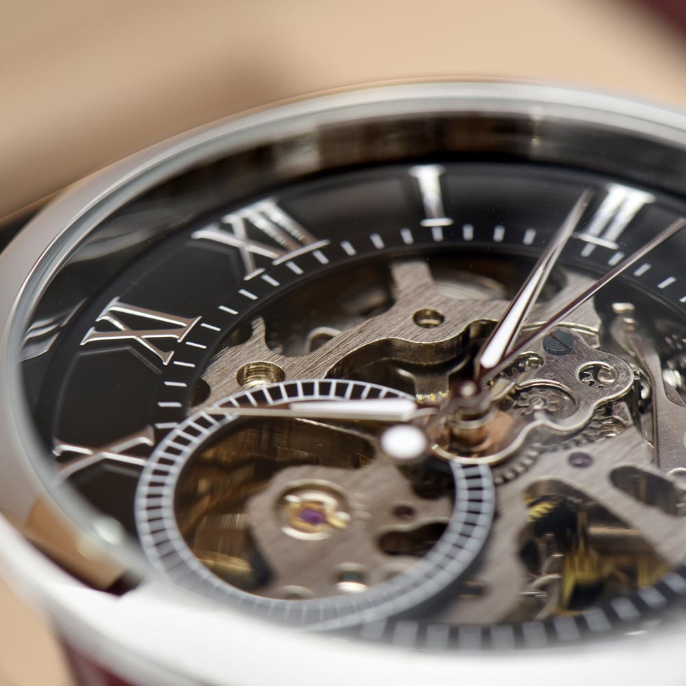 Durchbrochene Uhr